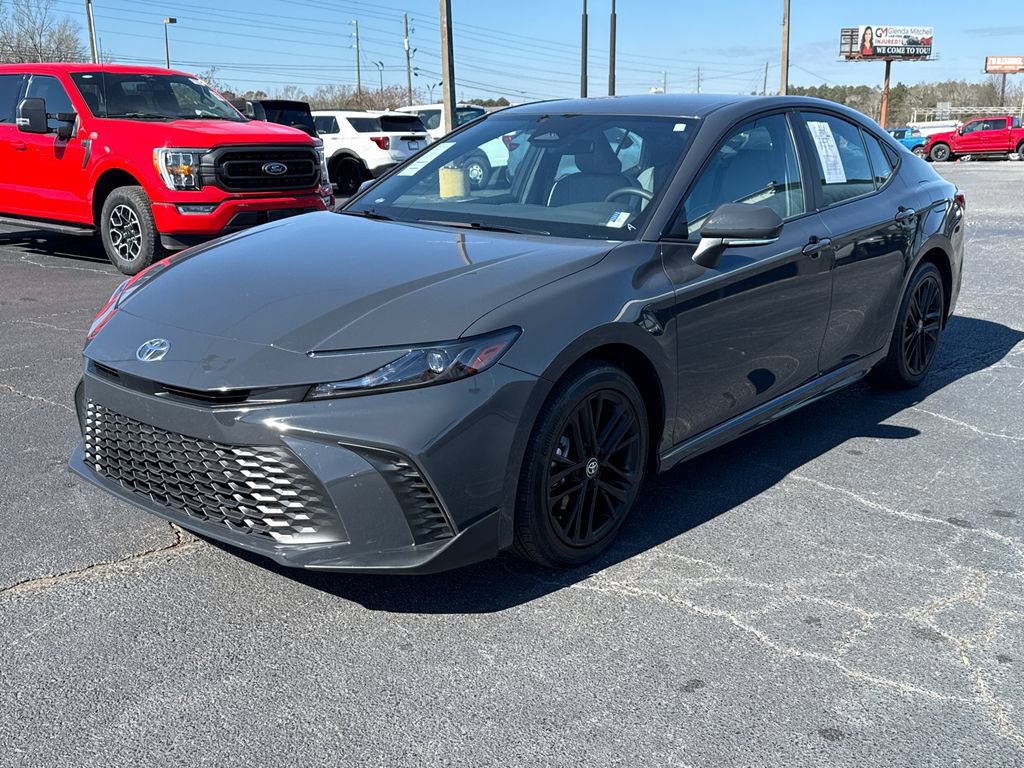 Used 2025 Toyota Camry SE AWD/4WD image 3