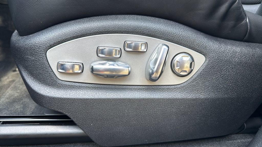 Certified 2025 Porsche Macan image 7