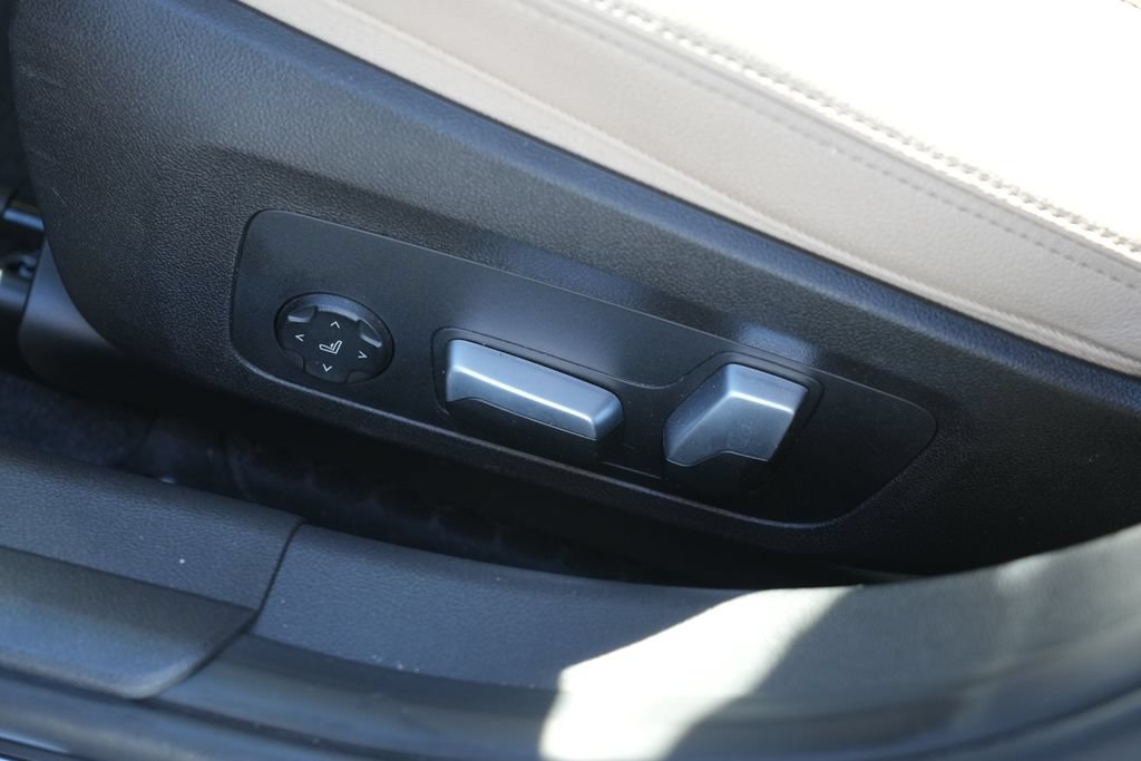 Used 2023 BMW 330i Sedan w/ Premium Package RWD image 11