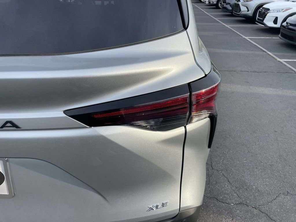 Used 2025 Toyota Sienna XLE image 17
