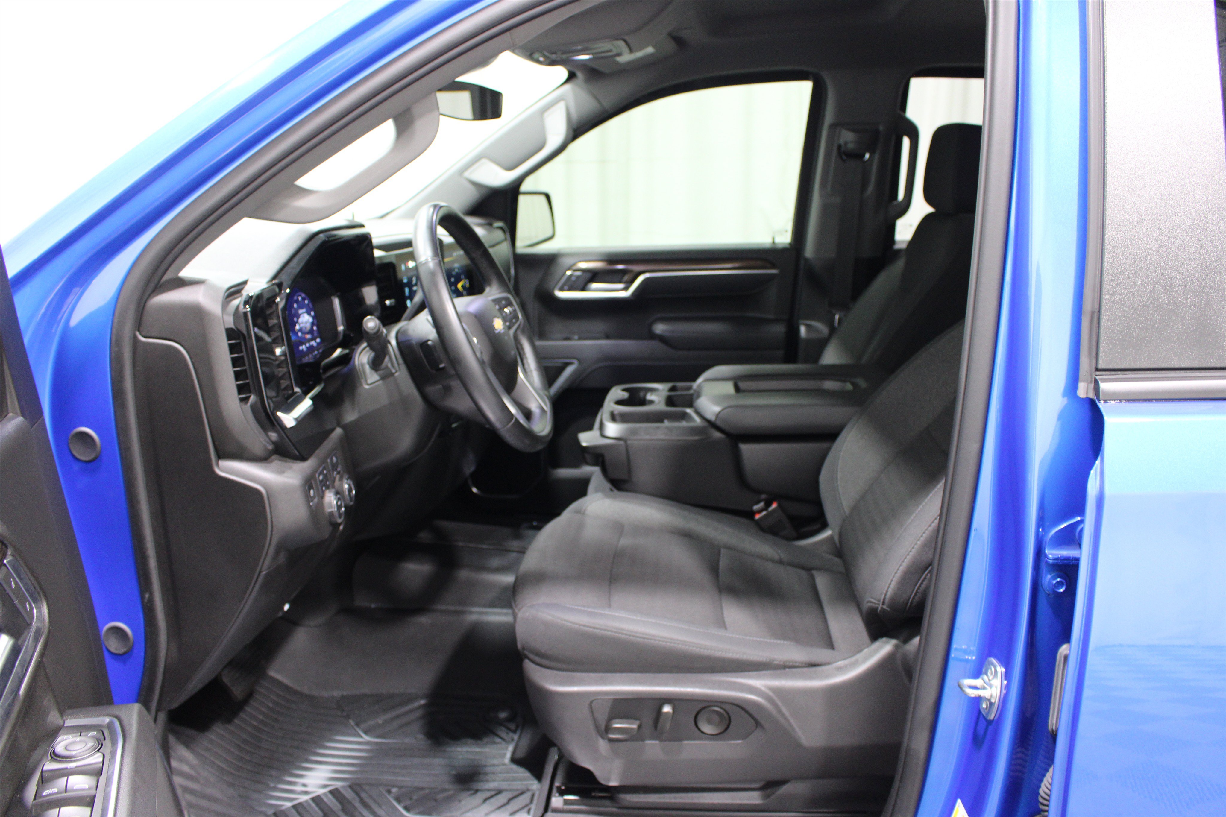 Used 2025 Chevrolet Silverado 1500 LT AWD/4WD image 3