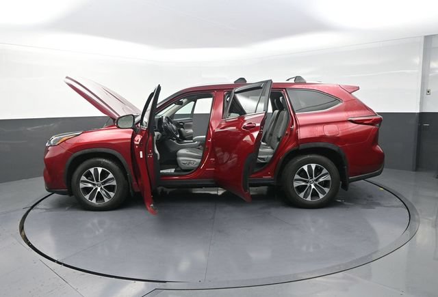 Used 2023 Toyota Highlander XLE AWD/4WD image 42