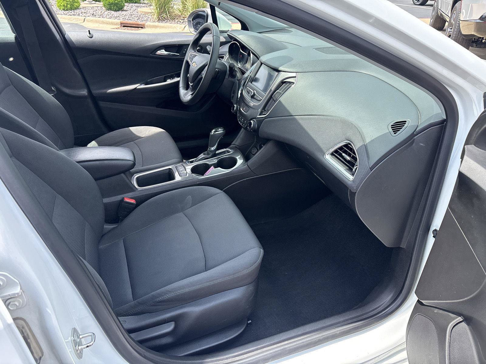 Used 2019 Chevrolet Cruze LT w/ LT True North Edition FWD image 13