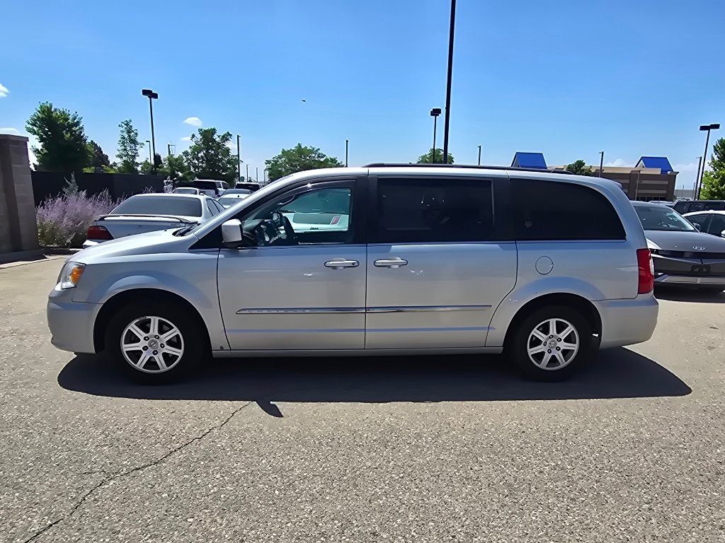 Used 2011 Chrysler Town & Country Touring FWD image 12