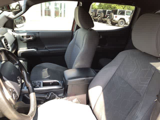 Used 2016 Toyota Tacoma TRD Sport w/ Exterior Package AWD/4WD image 18