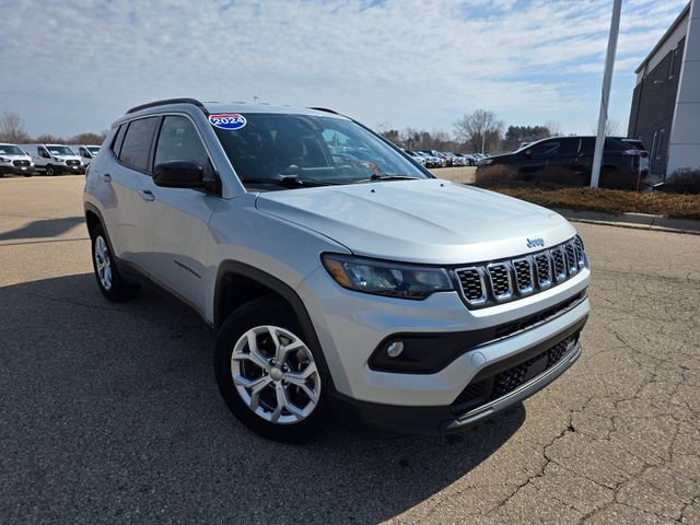 Used 2024 Jeep Compass Latitude image 2
