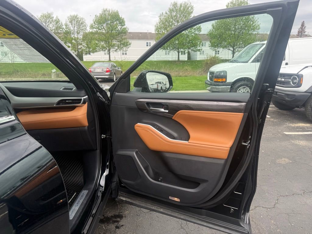 Used 2025 Toyota Highlander Platinum AWD/4WD image 56