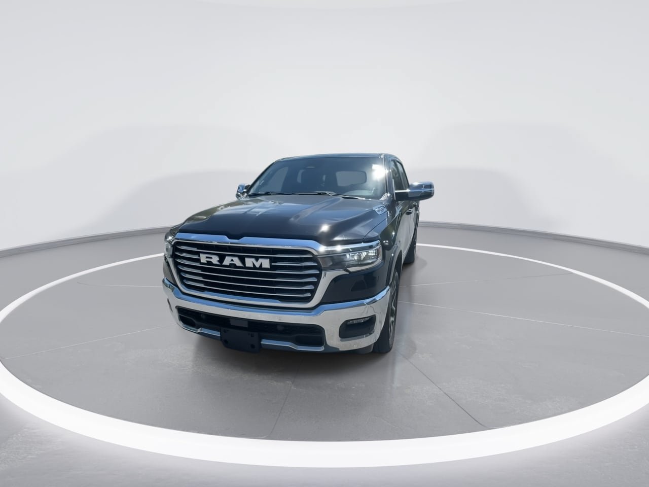 Used 2025 RAM 1500 Laramie AWD/4WD image 3