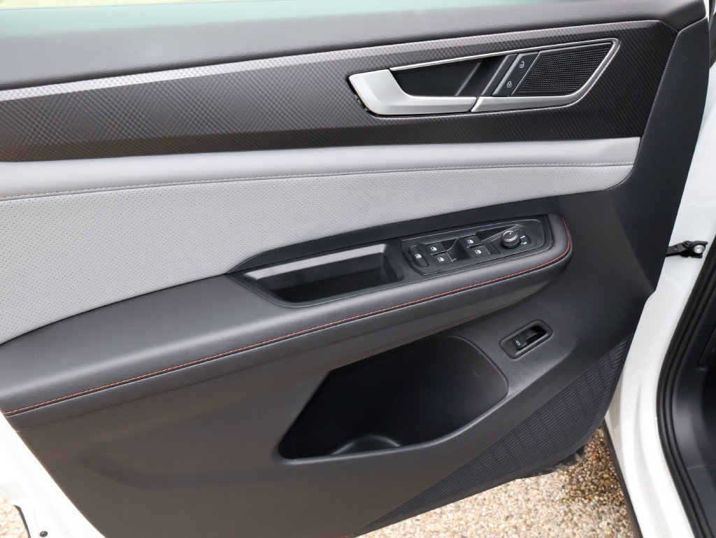Certified 2025 Volkswagen Atlas Peak Edition SE AWD/4WD image 15