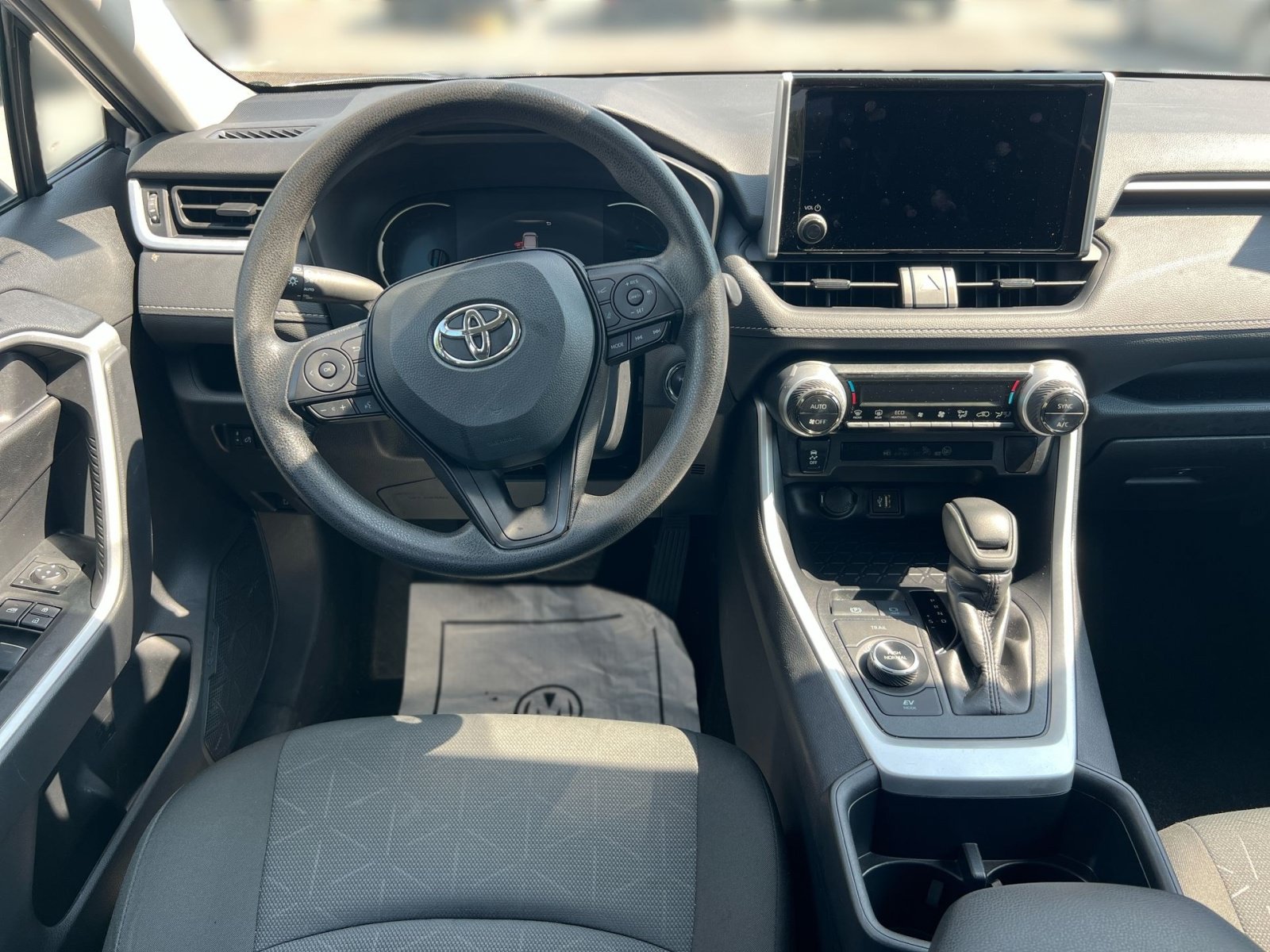 Used 2025 Toyota RAV4 XLE AWD/4WD image 19
