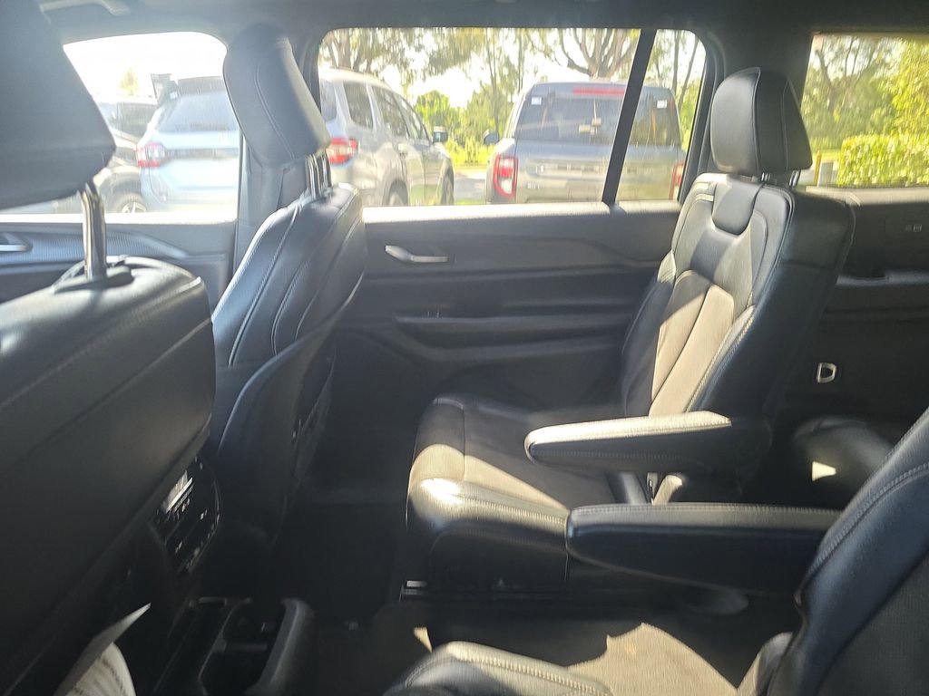 Used 2024 Jeep Grand Cherokee L Altitude image 13