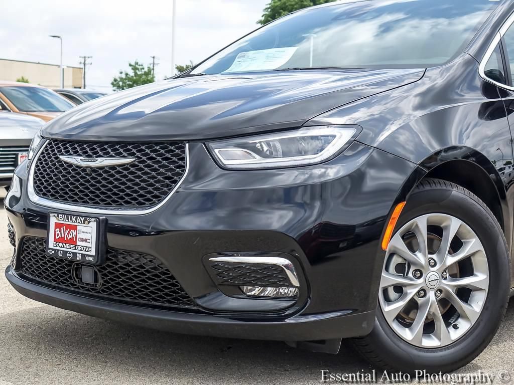 Used 2026 Chrysler Pacifica Limited FWD image 3