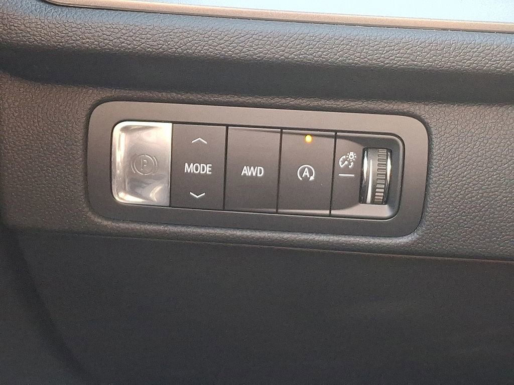 Certified 2025 Chevrolet Traverse LT image 24