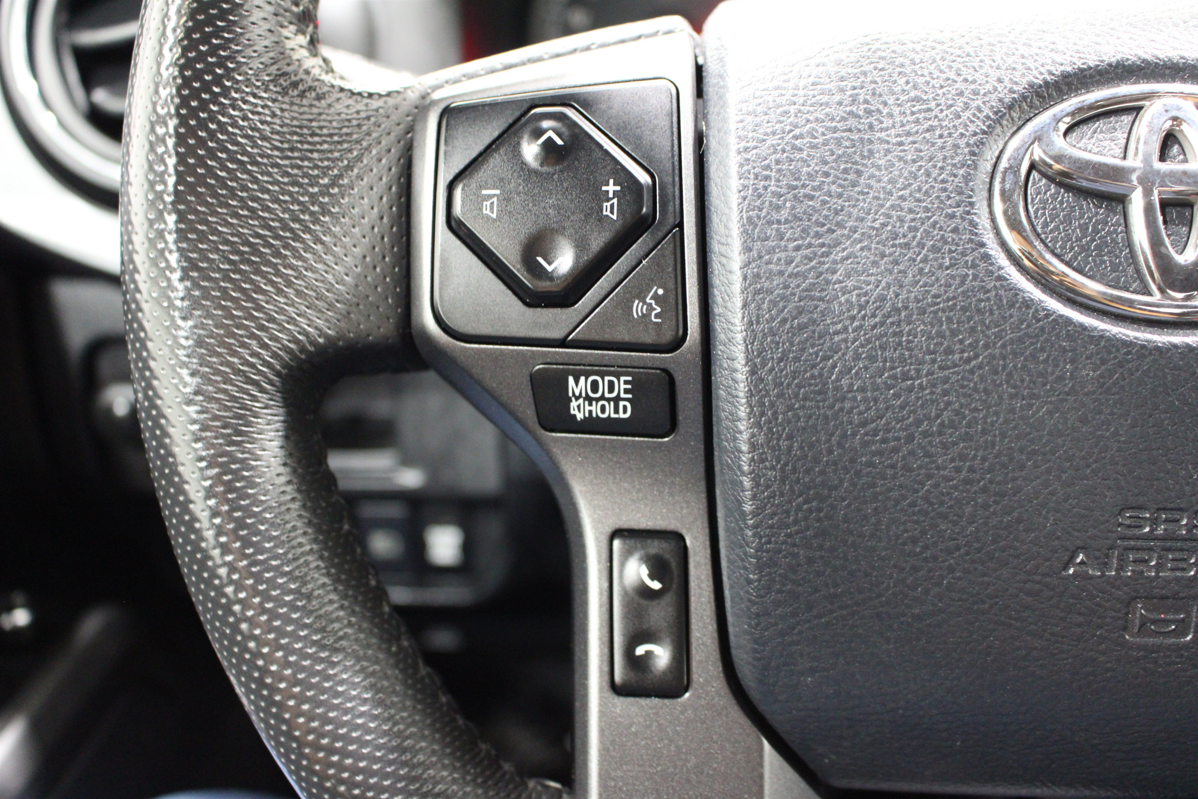 Used 2018 Toyota Tacoma TRD Off-Road w/ Technology Package AWD/4WD image 11