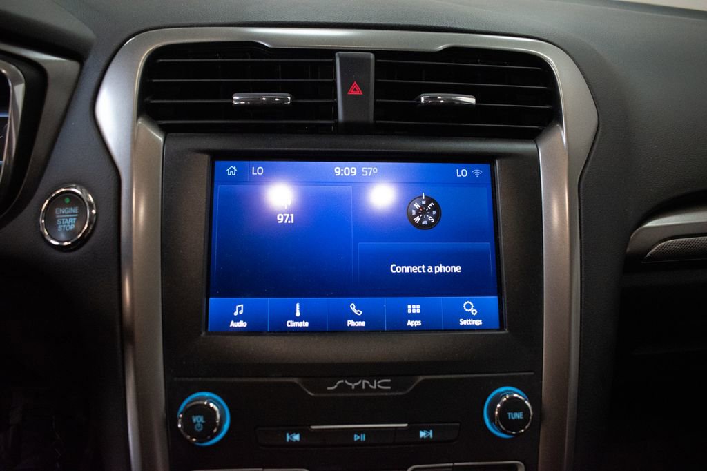 Used 2020 Ford Fusion SE FWD image 15