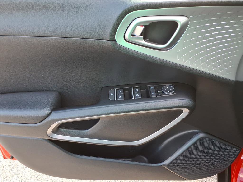 Used 2025 Kia Soul LX w/ LX Technology Package FWD image 18
