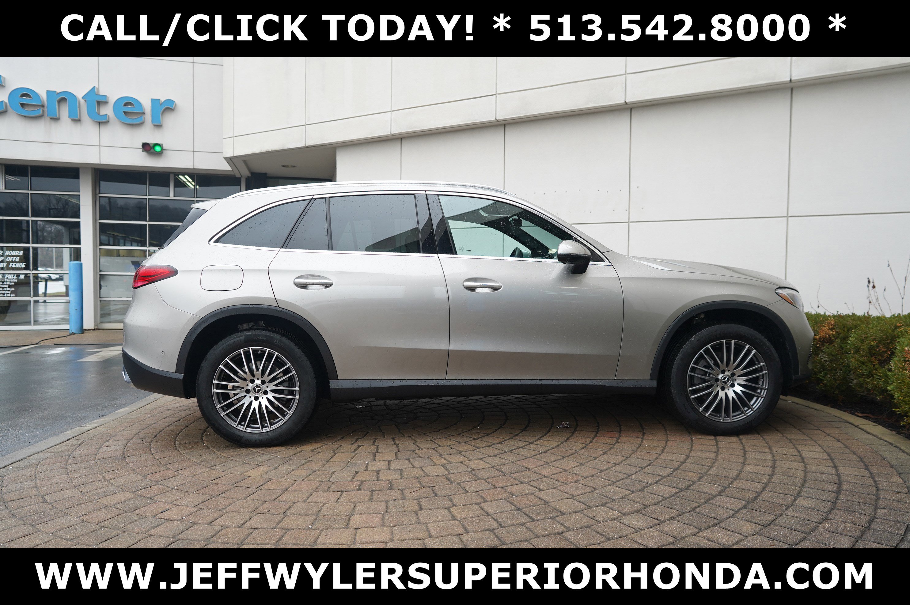 Used 2024 Mercedes-Benz GLC 300 4MATIC image 2
