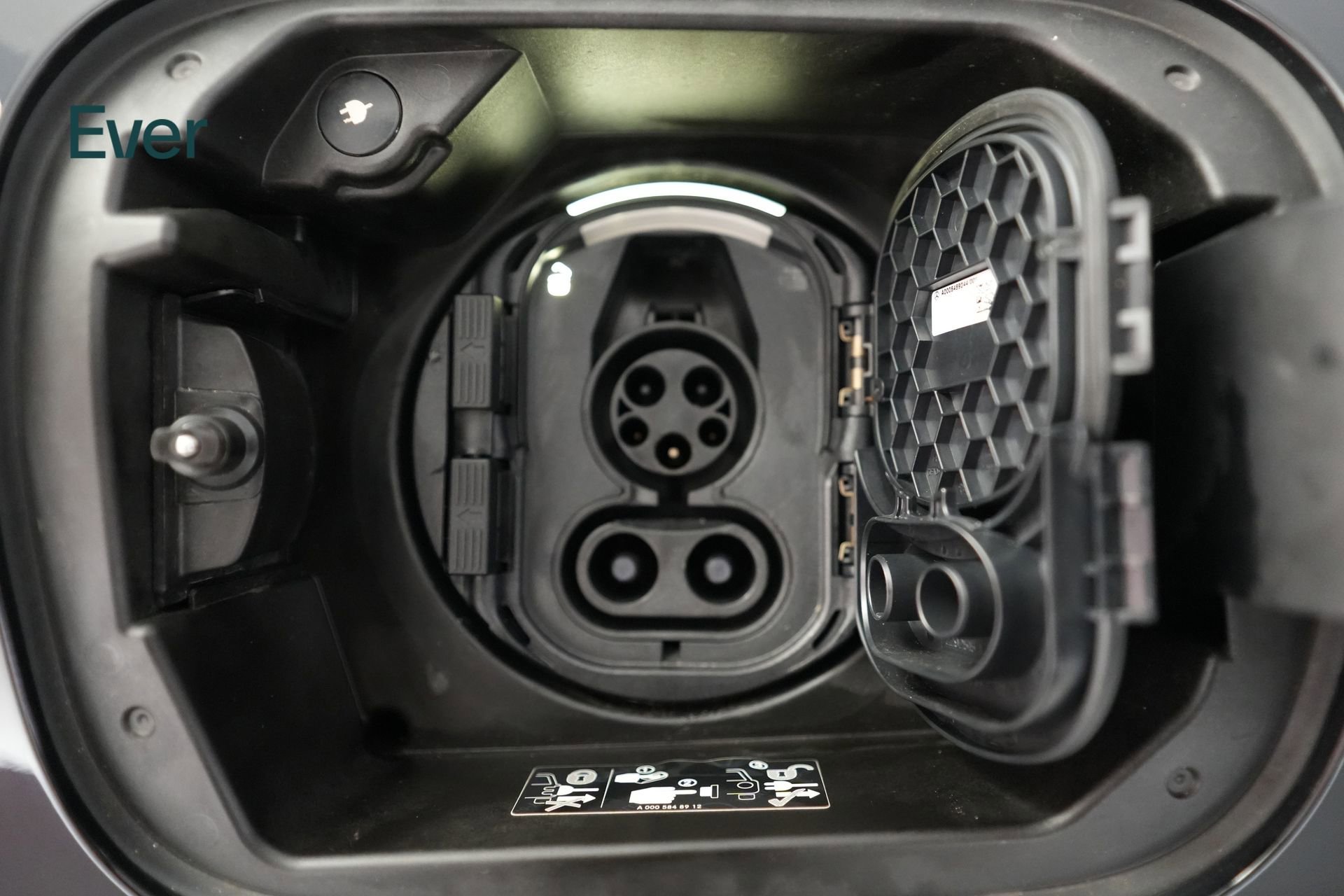 Used 2024 Mercedes-Benz EQB 300 4MATIC image 10