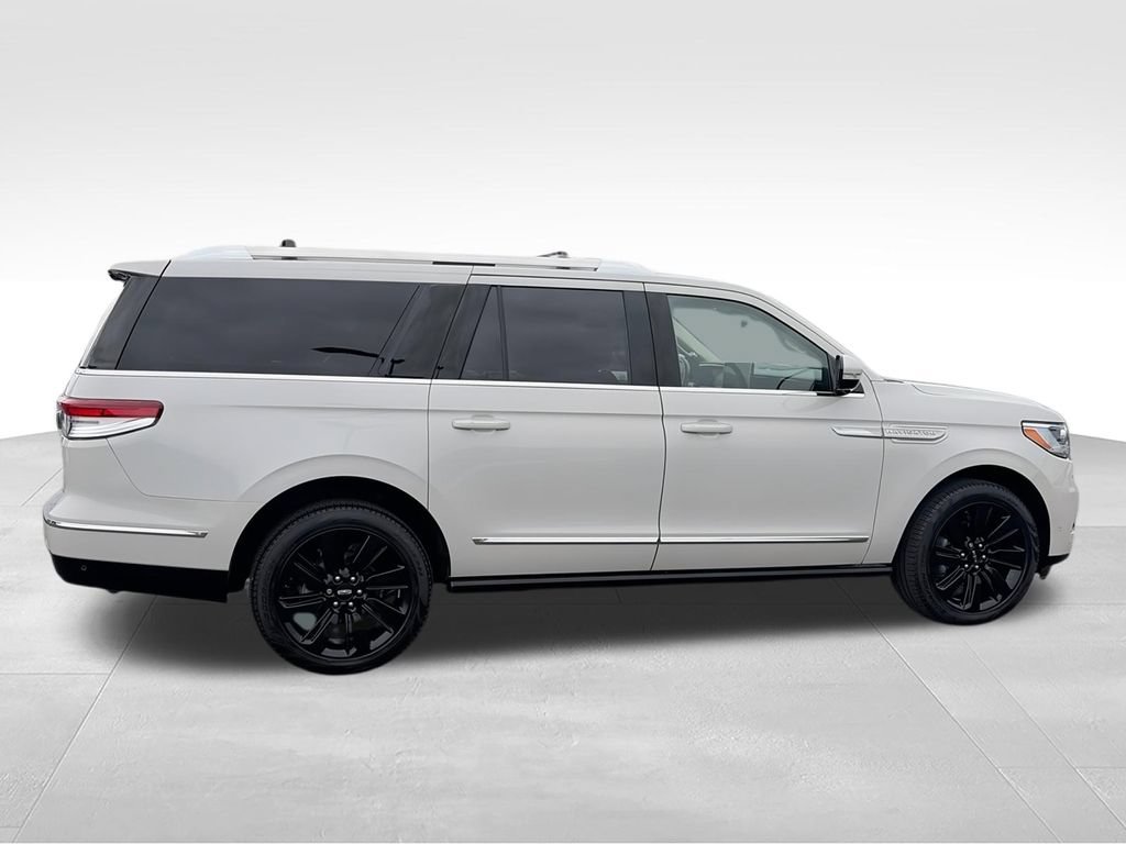 Used 2024 Lincoln Navigator L Reserve w/ Monochromatic Package AWD/4WD image 9