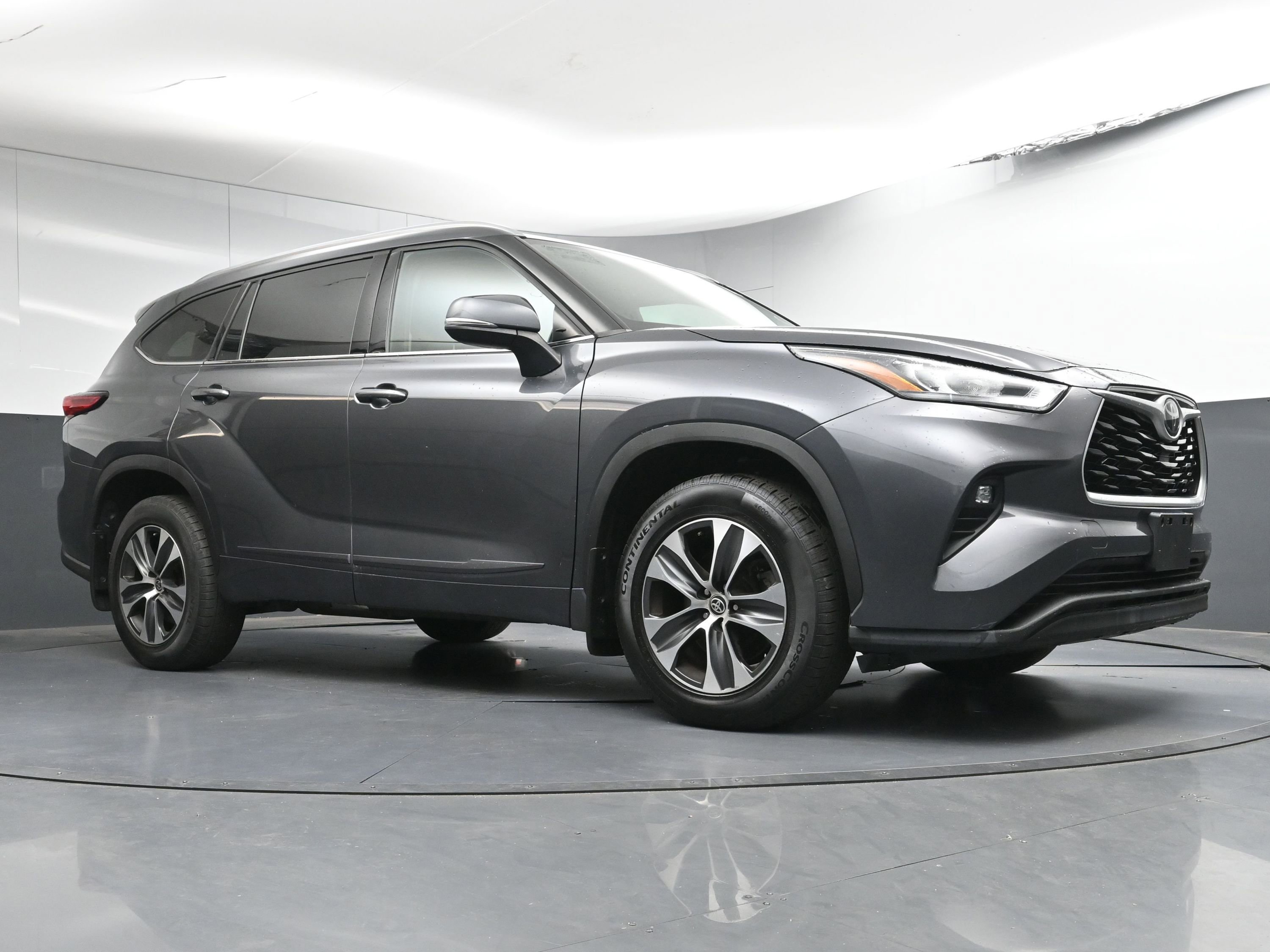 Used 2020 Toyota Highlander XLE image 26