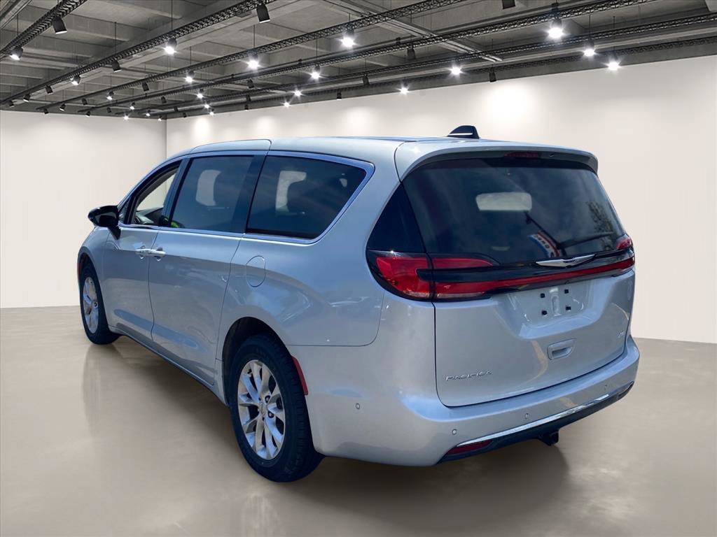 Used 2024 Chrysler Pacifica Touring-L AWD/4WD image 5