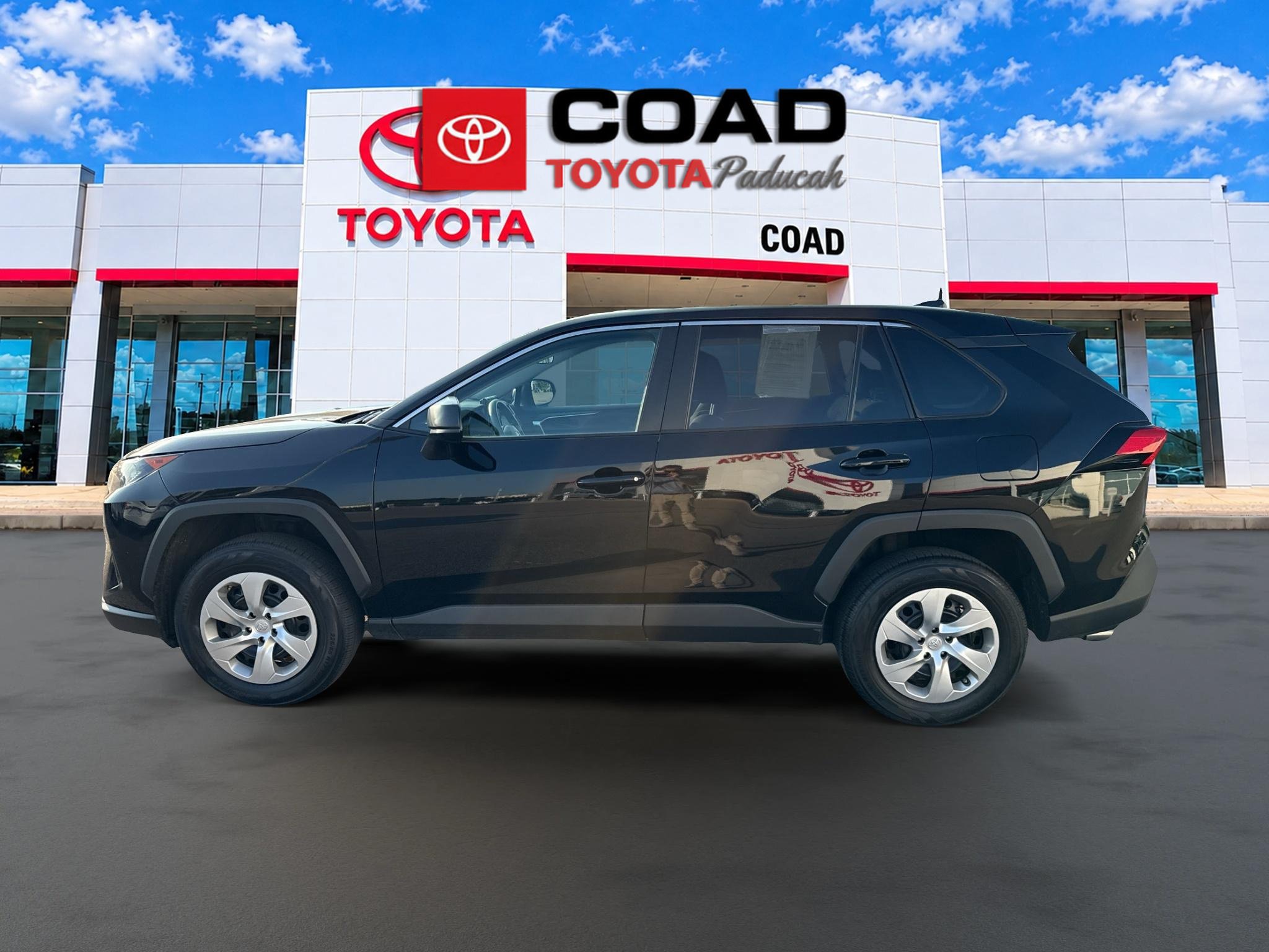 Used 2022 Toyota RAV4 LE FWD image 2