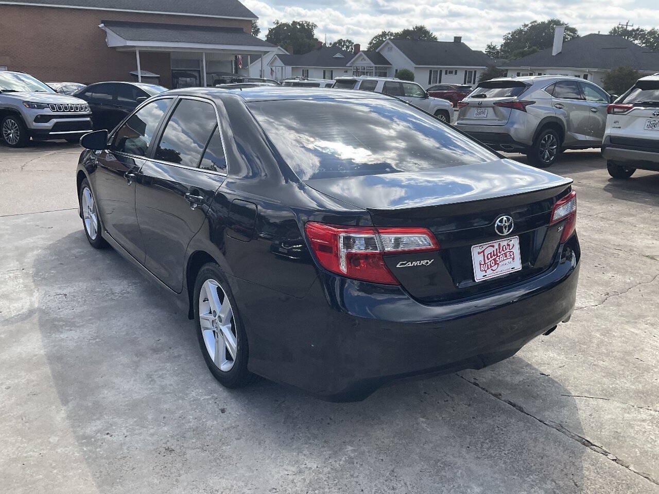 Used 2014 Toyota Camry SE FWD image 5