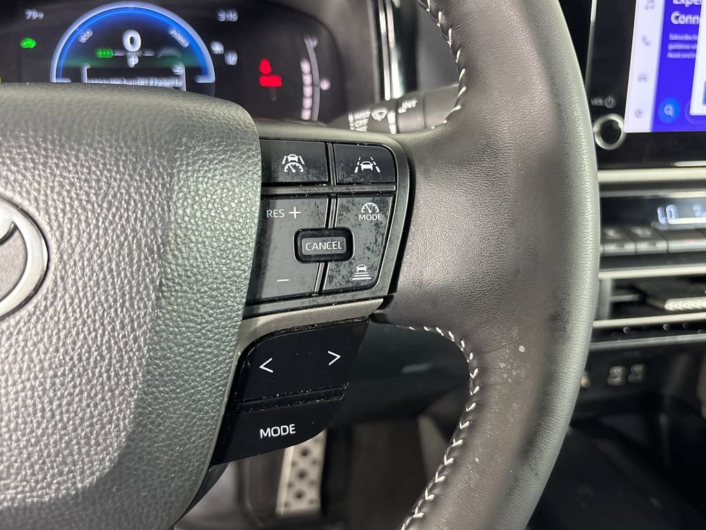 Used 2025 Toyota Camry SE w/ Convenience Package image 16