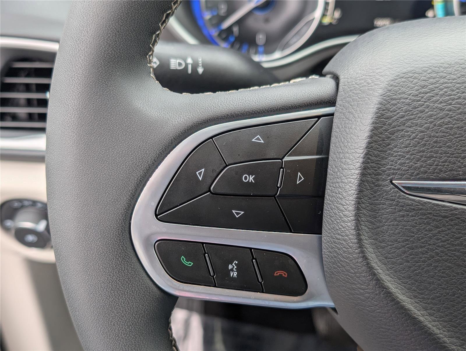 Used 2023 Chrysler Pacifica Touring-L image 22