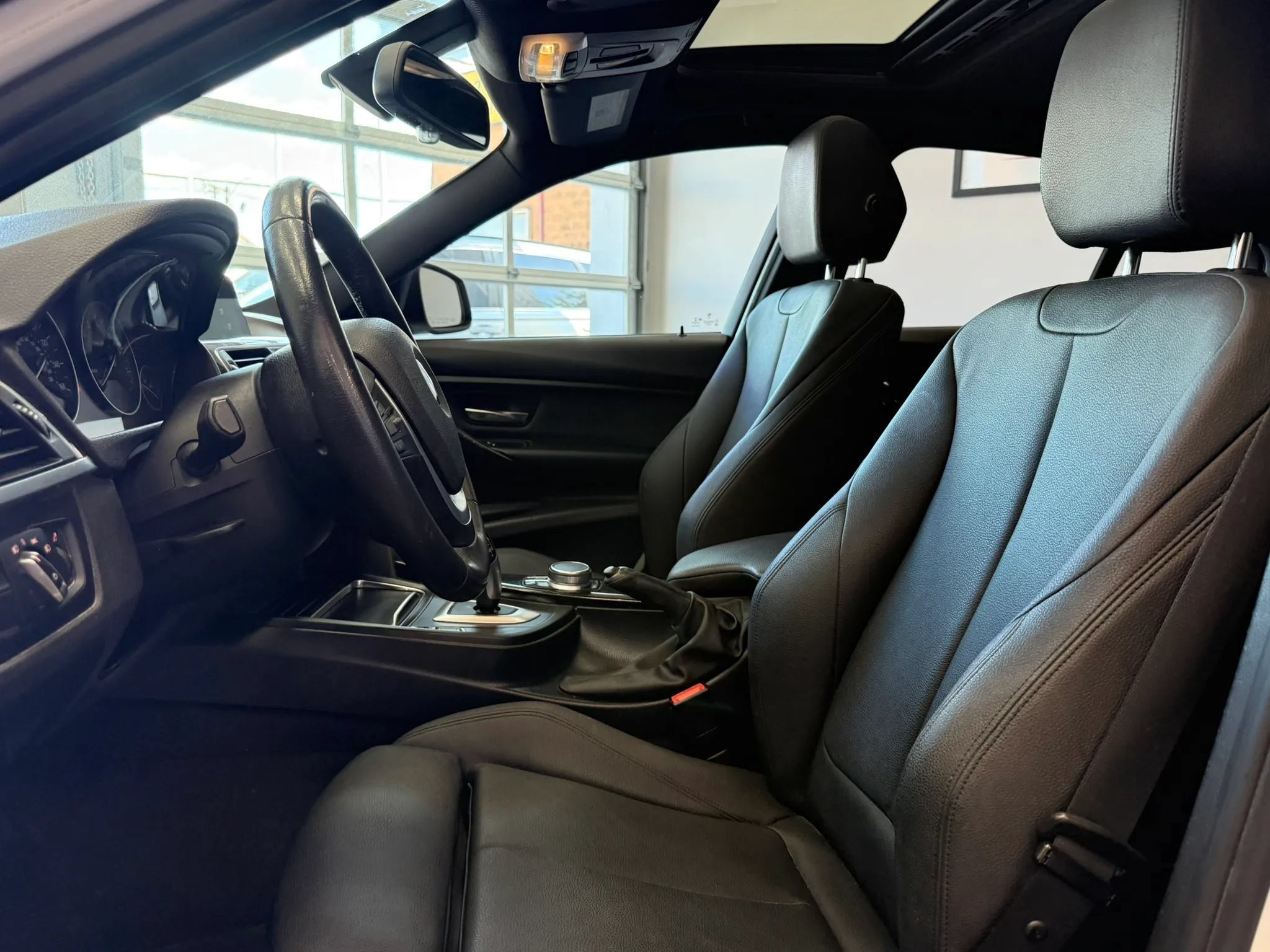 Used 2018 BMW 320i Sedan RWD image 8