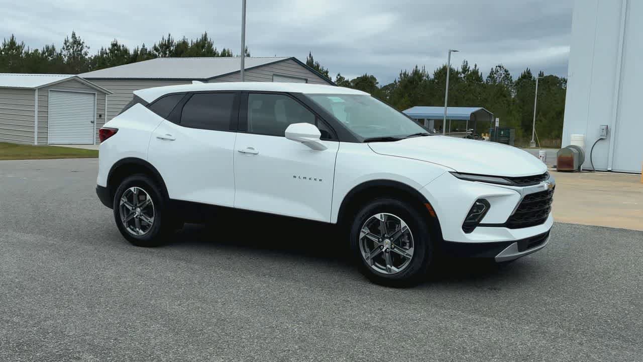 Used 2025 Chevrolet Blazer LT FWD image 2