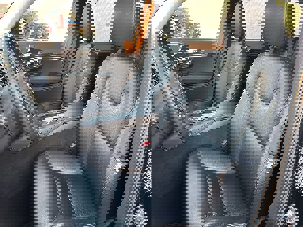 Used 2017 Volvo XC90 T6 Momentum w/ Vision Package image 12