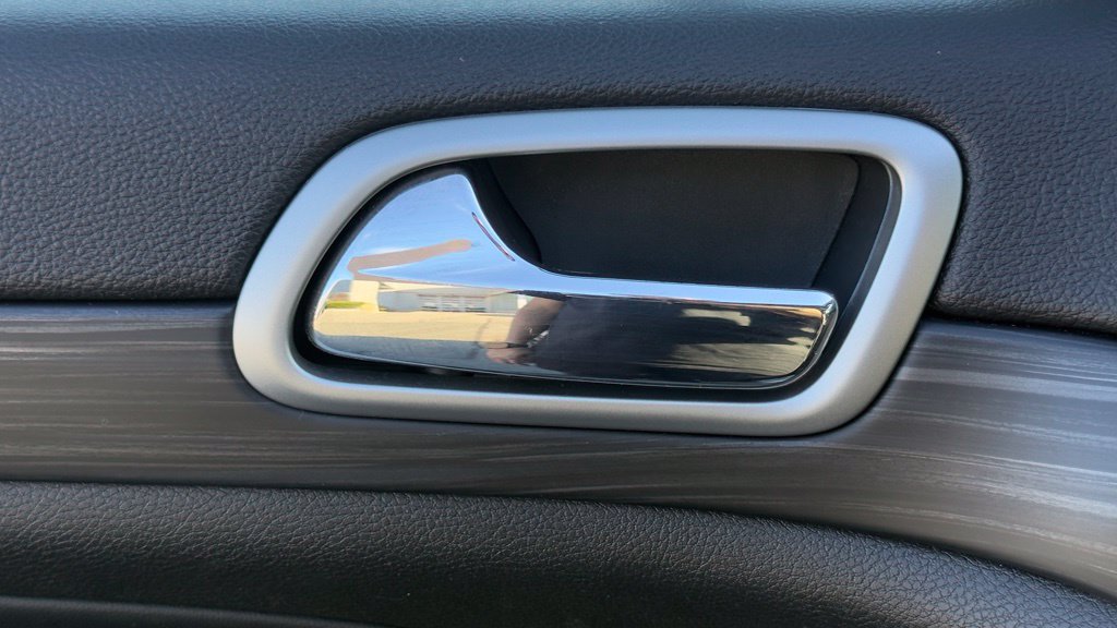 Used 2019 Jeep Grand Cherokee Altitude AWD/4WD image 15