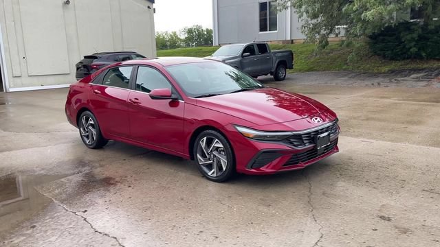 Used 2025 Hyundai Elantra Limited FWD image 2