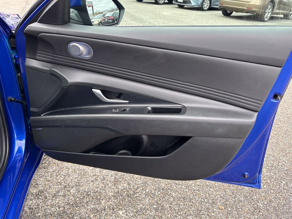 Used 2025 Hyundai Elantra Limited image 40