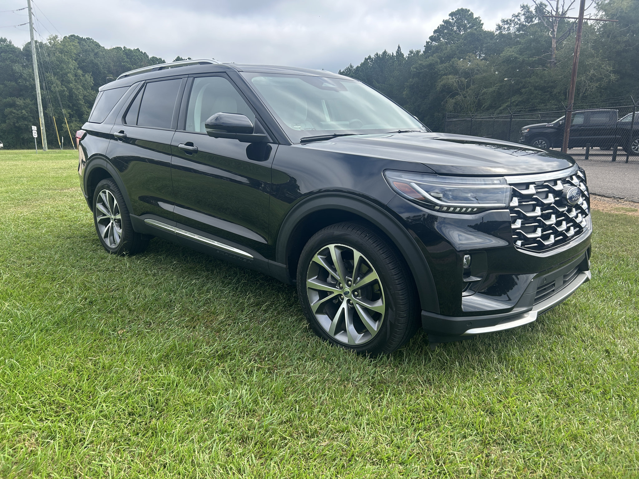 Used 2025 Ford Explorer Platinum w/ Ultimate Package AWD/4WD image 9