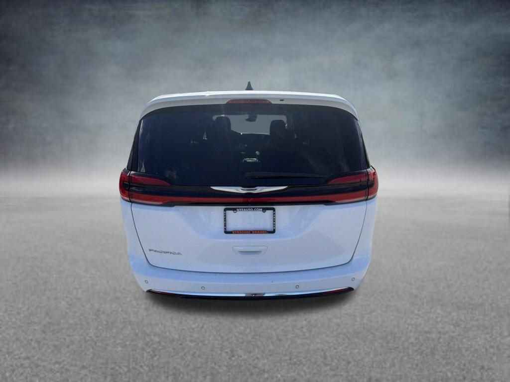 Used 2024 Chrysler Pacifica Touring-L FWD image 8