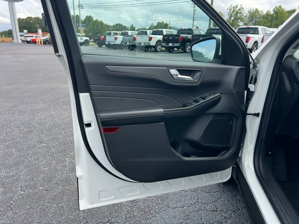 New 2025 Ford Escape SE w/ Class II Trailer Tow Package image 16