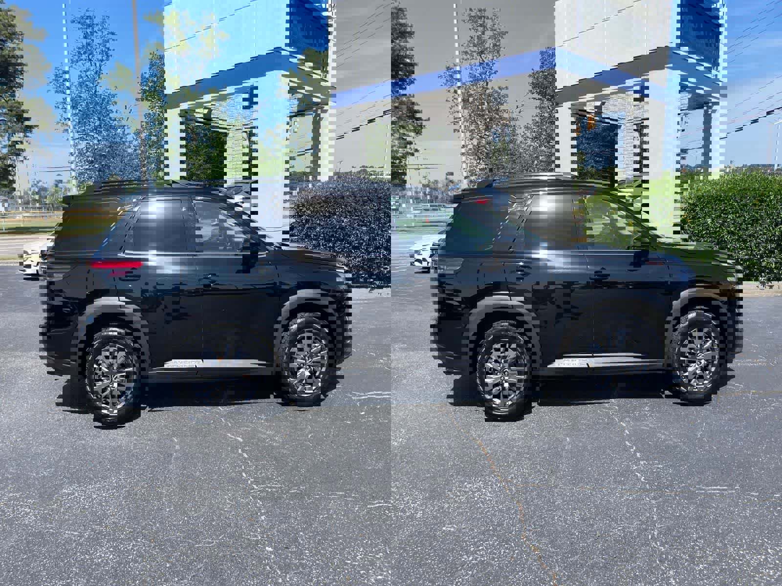 Used 2025 Nissan Pathfinder SV image 6