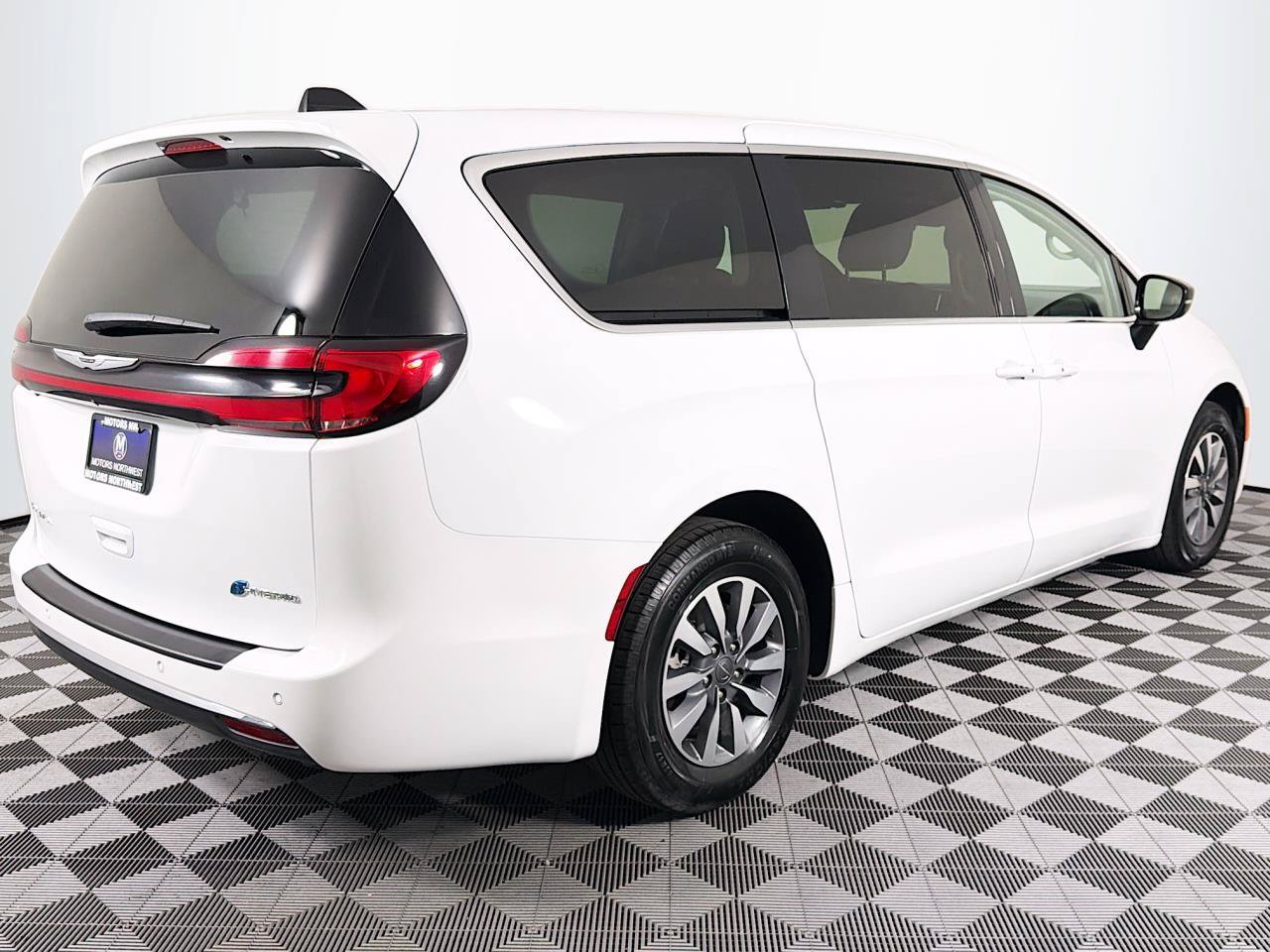 Used 2024 Chrysler Pacifica Limited FWD image 25