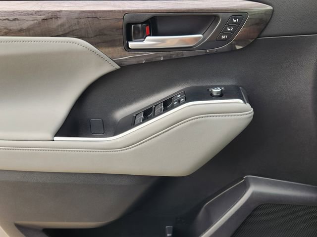 Used 2026 Toyota Highlander Limited image 16