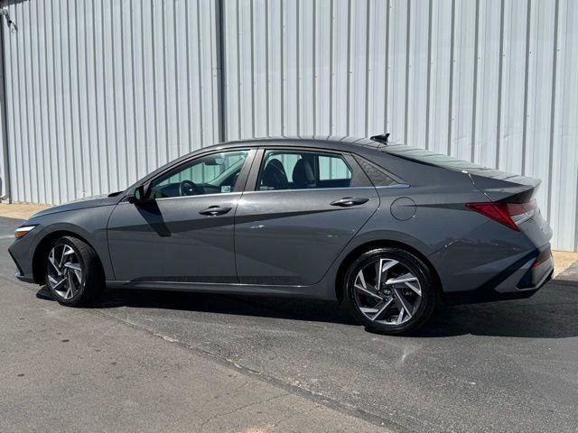 Used 2024 Hyundai Elantra Limited image 2