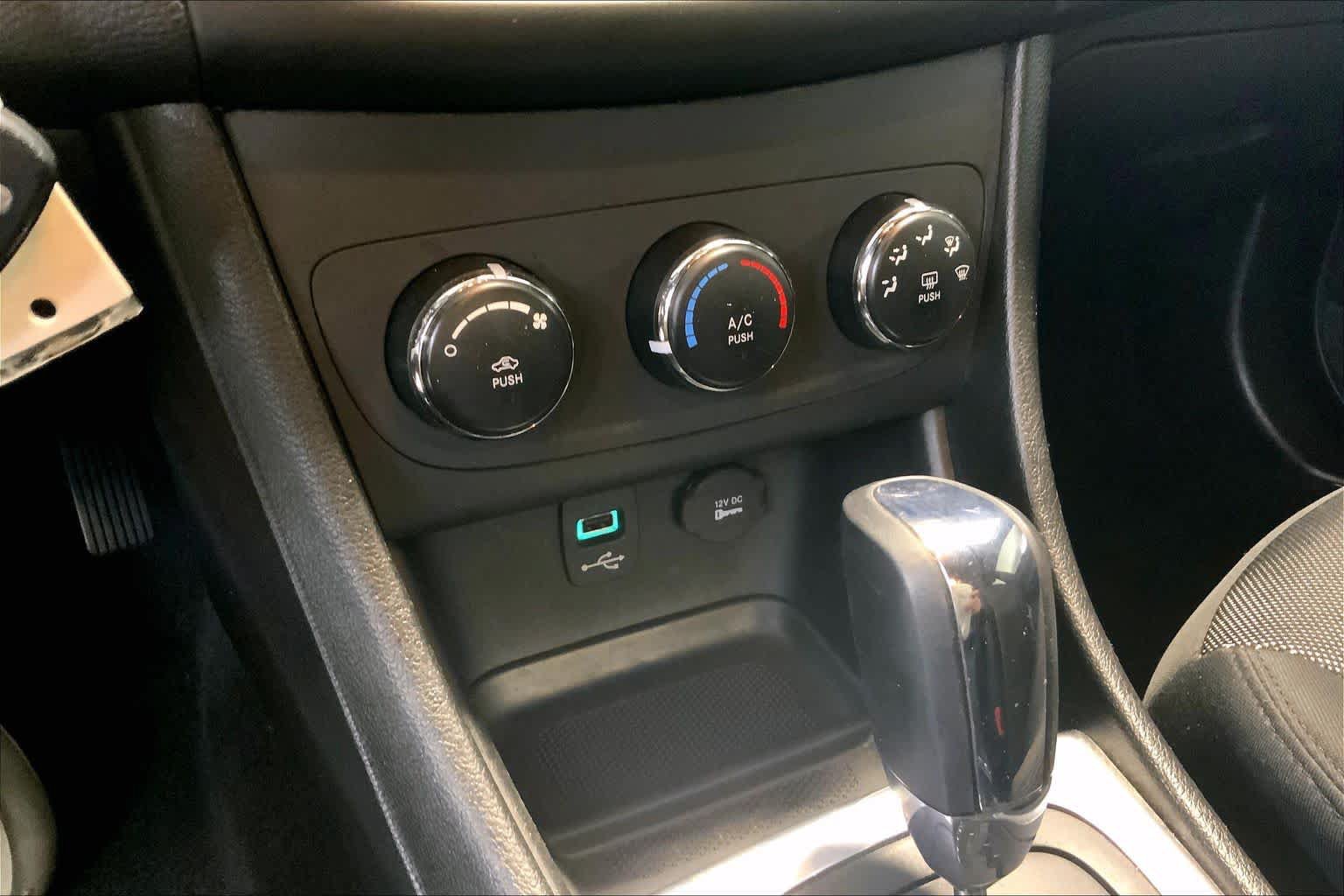 Used 2013 Dodge Avenger SE FWD image 33