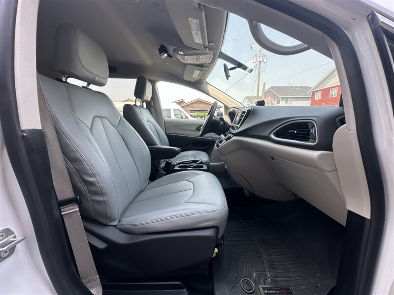 Used 2022 Chrysler Voyager LX FWD image 12