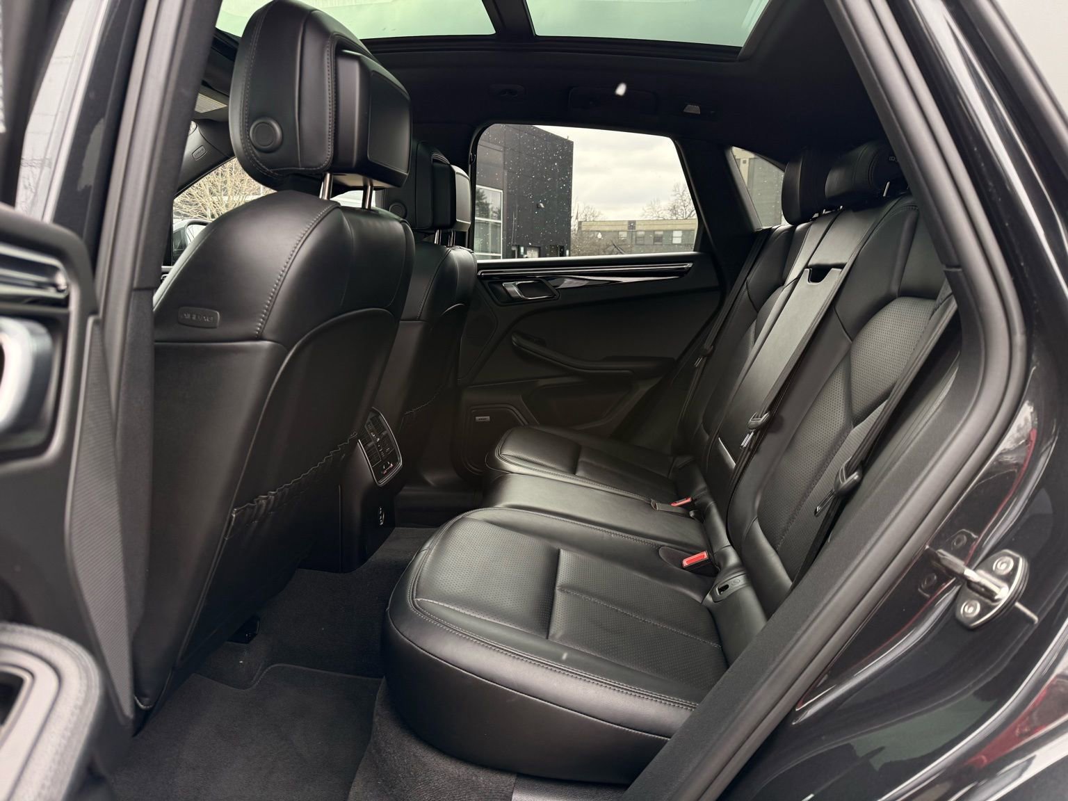 Used 2022 Porsche Macan image 40