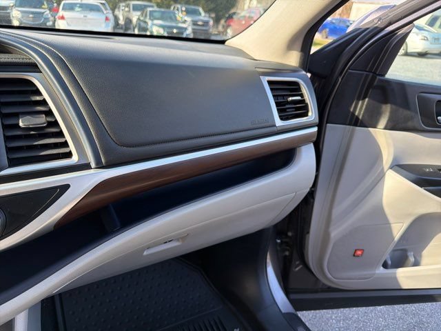 Used 2015 Toyota Highlander Limited Platinum AWD/4WD image 29