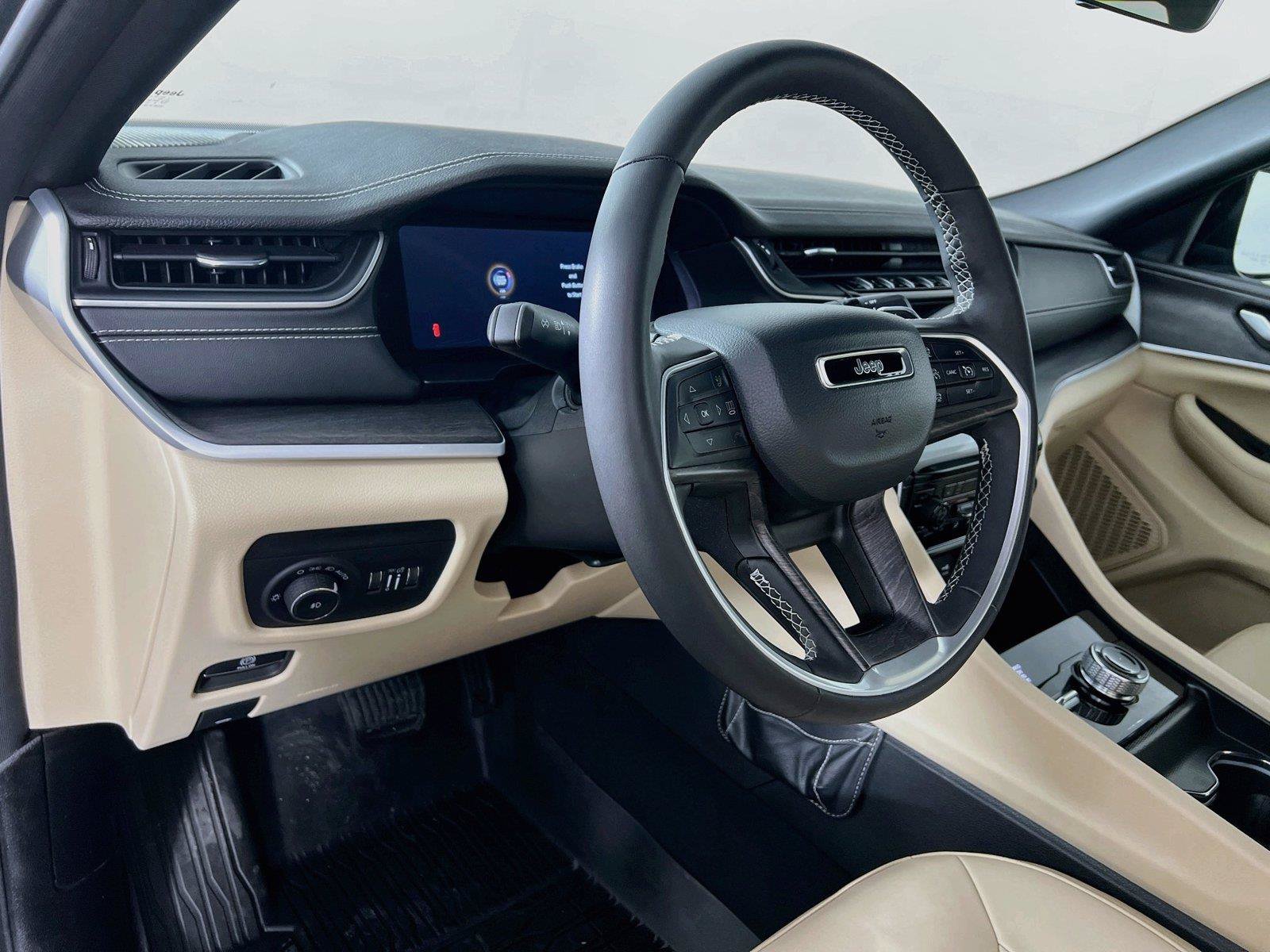 Used 2025 Jeep Grand Cherokee Limited AWD/4WD image 10