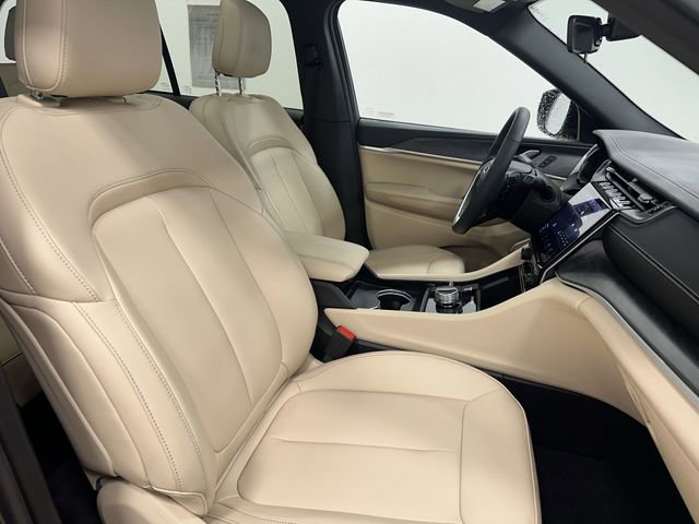 Used 2025 Jeep Grand Cherokee Limited w/ Black Appearance Package image 27