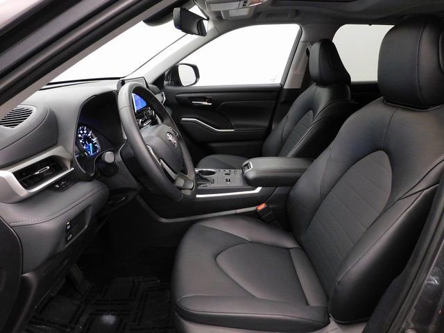 Used 2025 Toyota Highlander XLE image 26