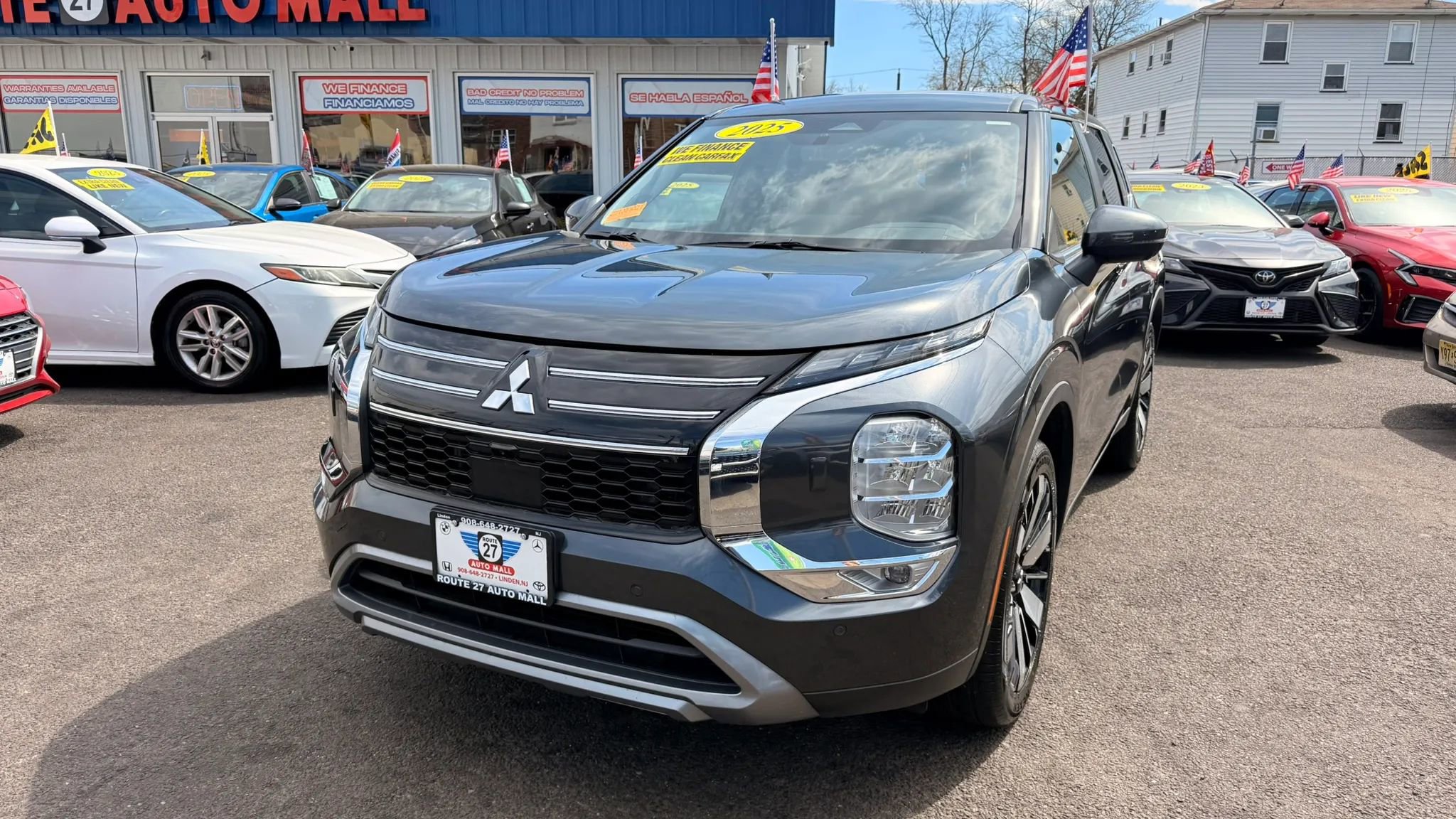 Used 2025 Mitsubishi Outlander SE image 1